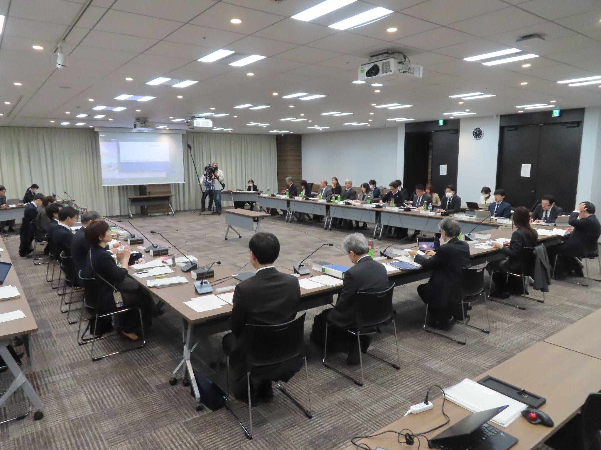 労使の議論は平行線をたどる