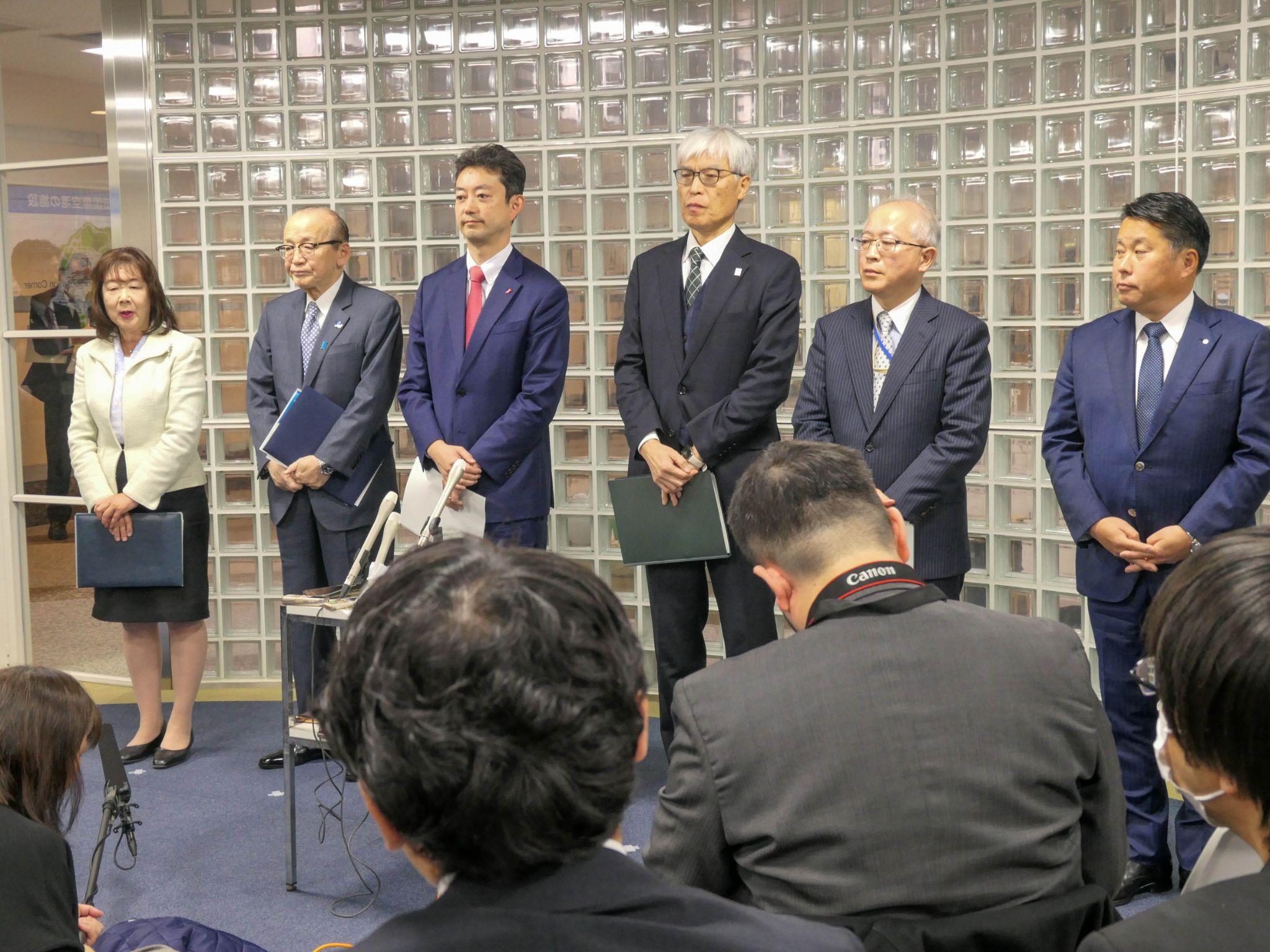 協議会後、会見で並ぶ（右から2人目から）宮澤航空局長、藤井ＮＡＡ社長、熊谷千葉知事ら