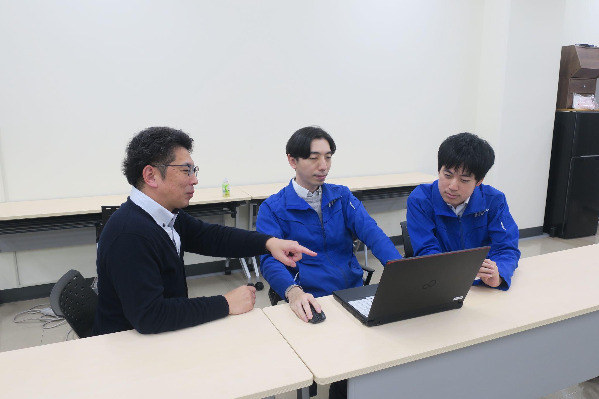 データ活用に向け協議する（左から）冨田常務、柴田課長、三田係長