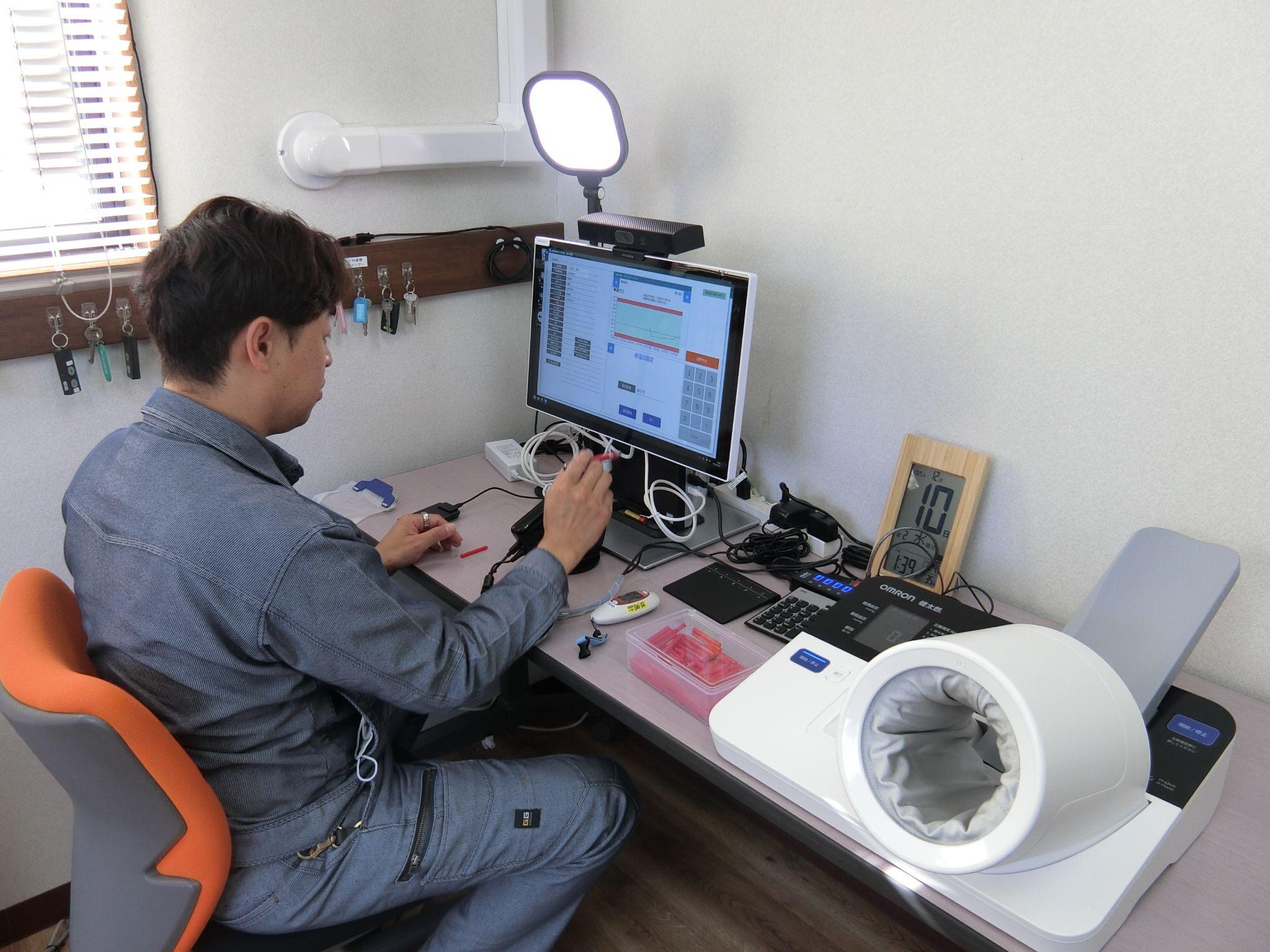 タッチパネルに表示される指示や音声案内に従って操作