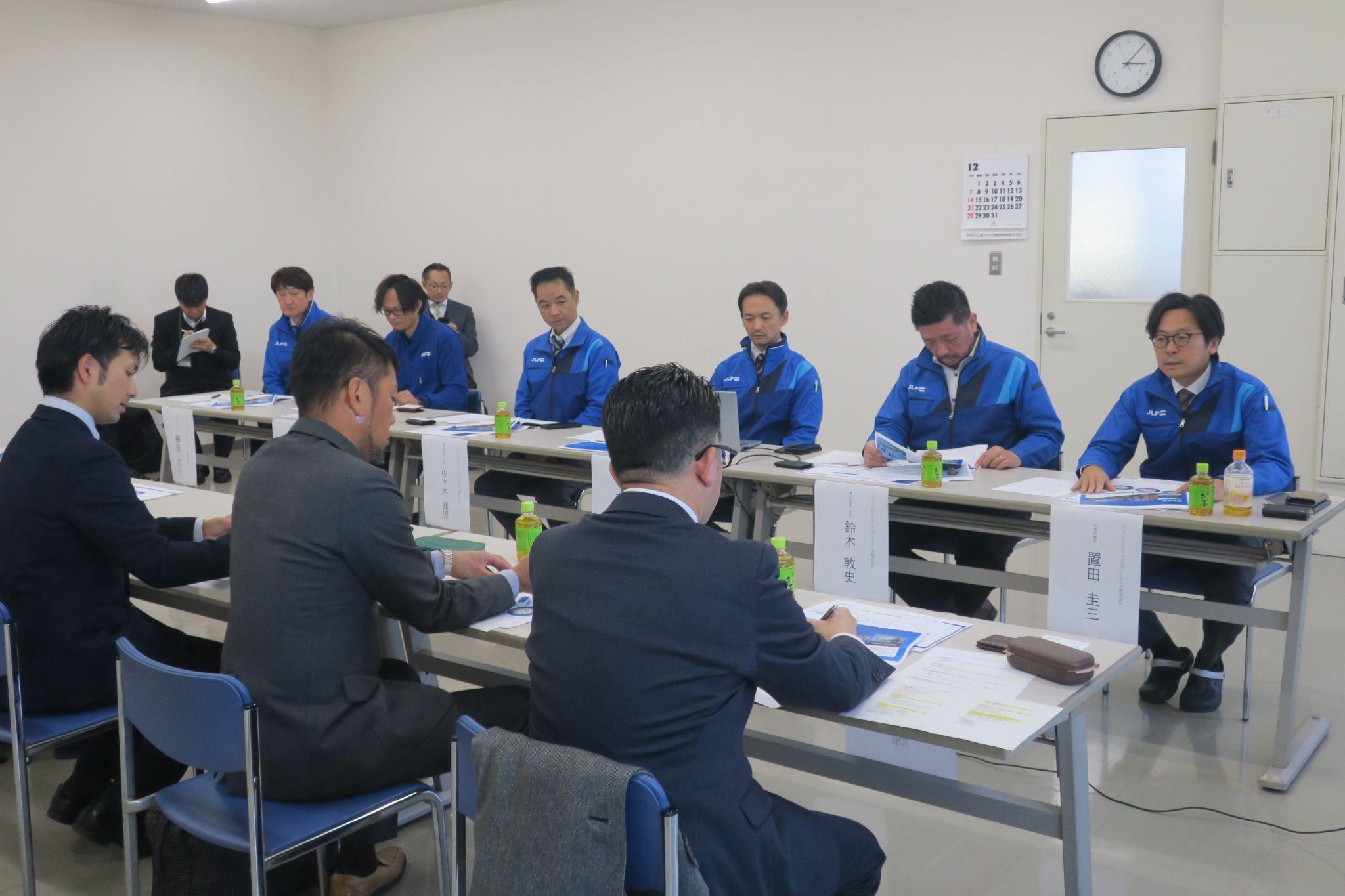 安全対策などを説明するＪＬＰの置田社長（右端）