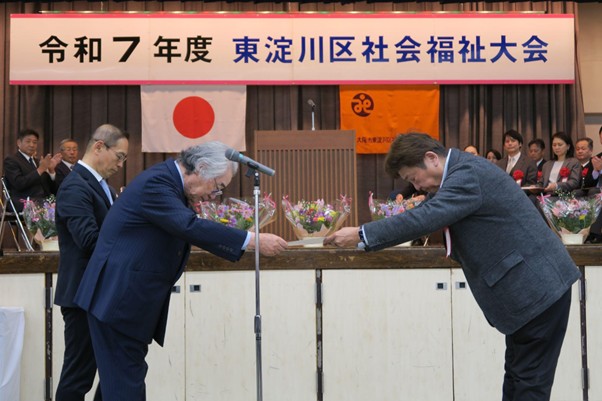 小澤東淀川地区長㊨に賞状を手渡す東淀川社福協の吉田会長