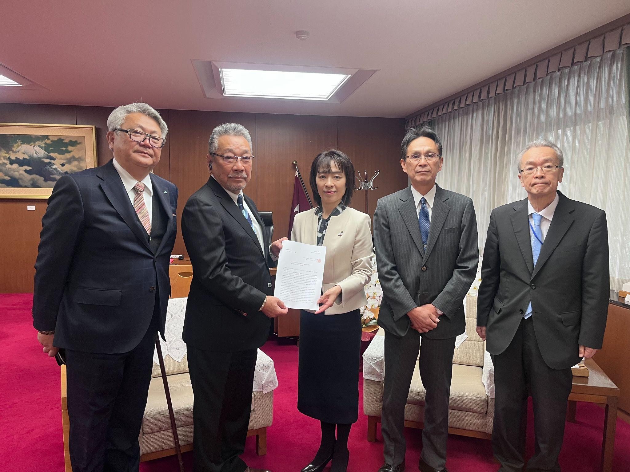 横田知事（中央）に要望書を手渡す喜多村・交付金運営委員長ら