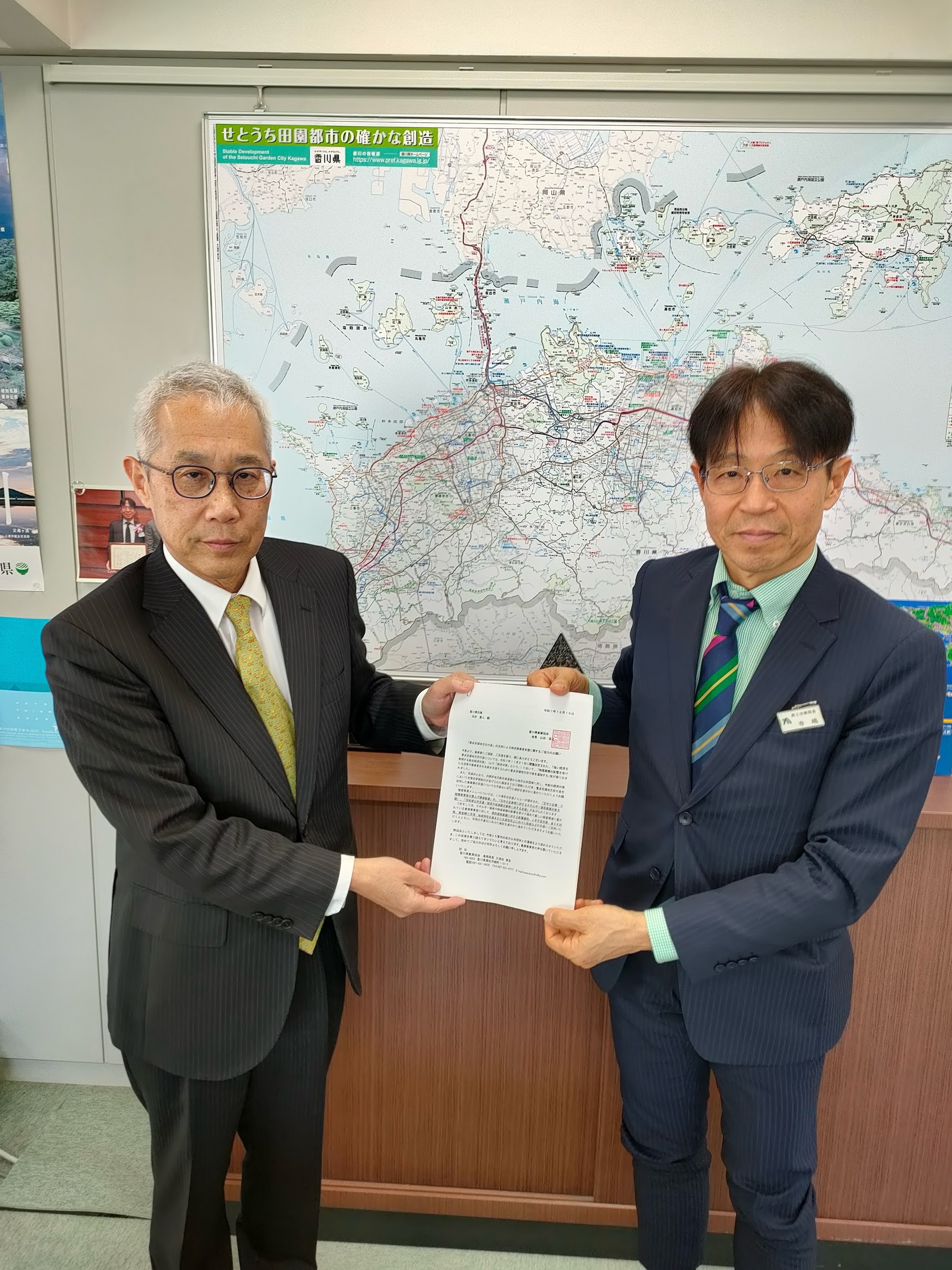 要望書を持つ山田会長㊧と県商工労働部の寺嶋部長