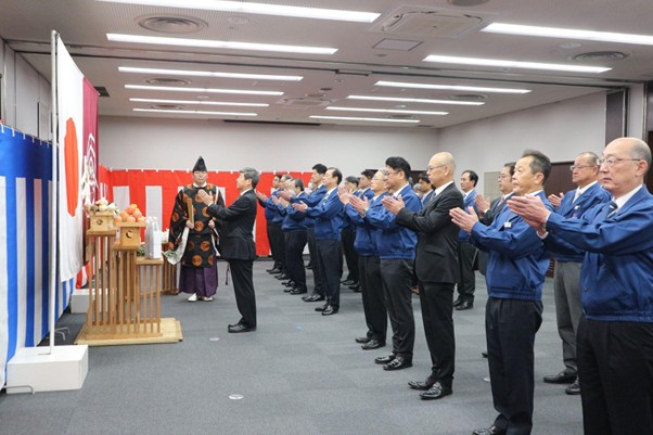 年頭神事で繁栄を祈願する田口社長（最前列）ら