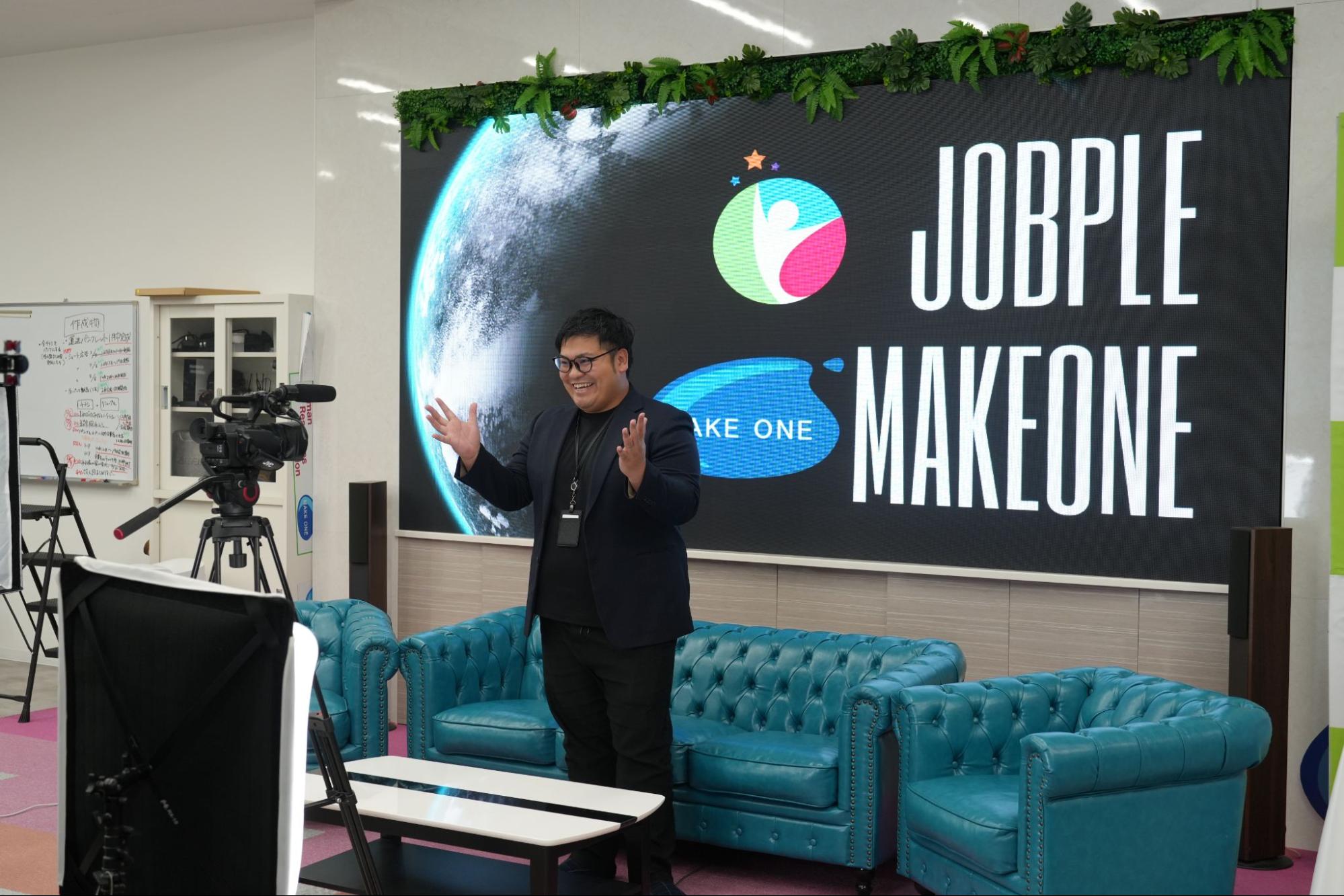 フィリピン、インドネシア、ベトナム籍の社員がそれぞれ母国の人材に対して日本国内の求人情報を発信する専用の配信スタジオを持つ