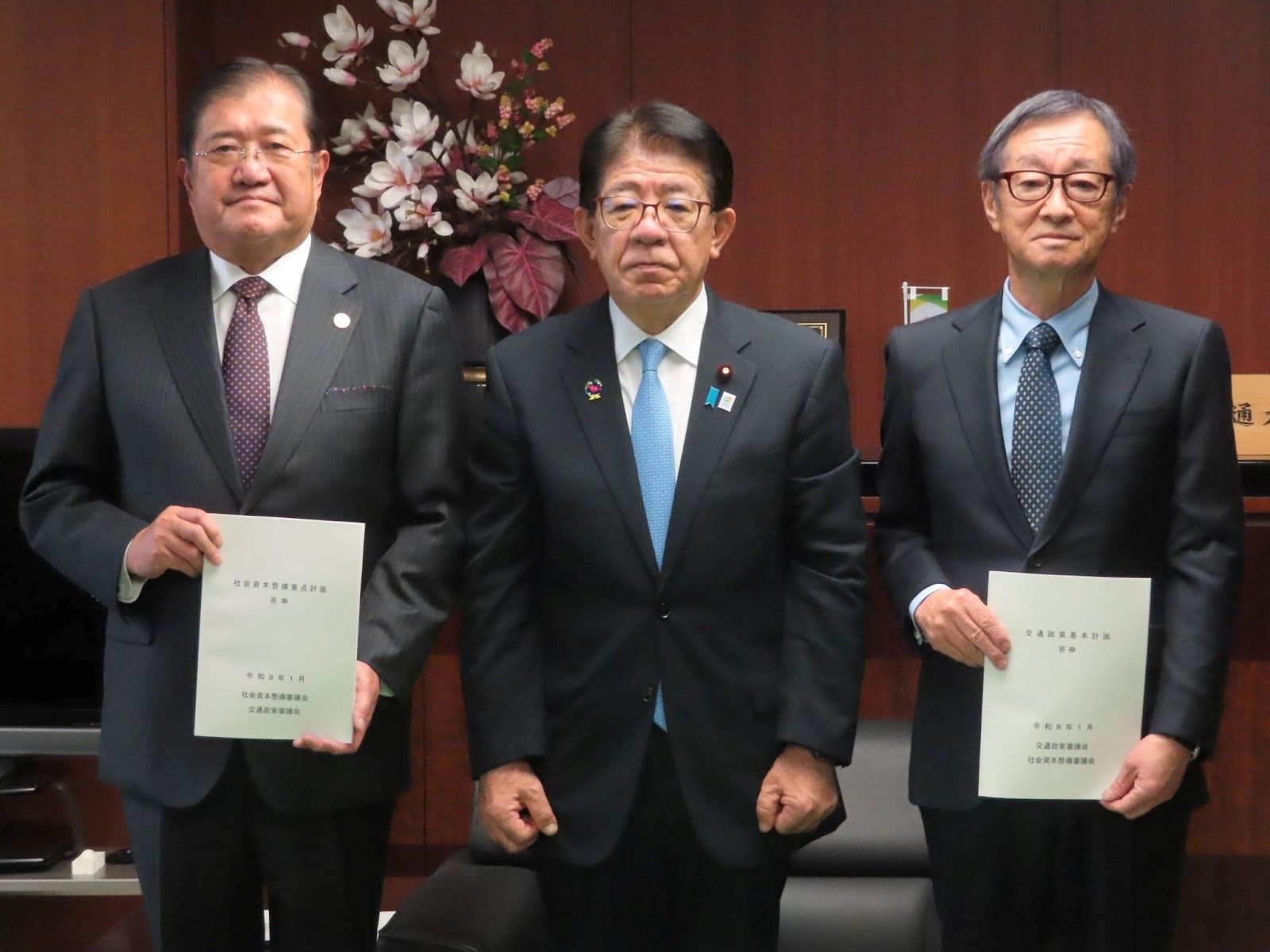（左から）安永社整審会長、金子国交相、橋本交政審会長