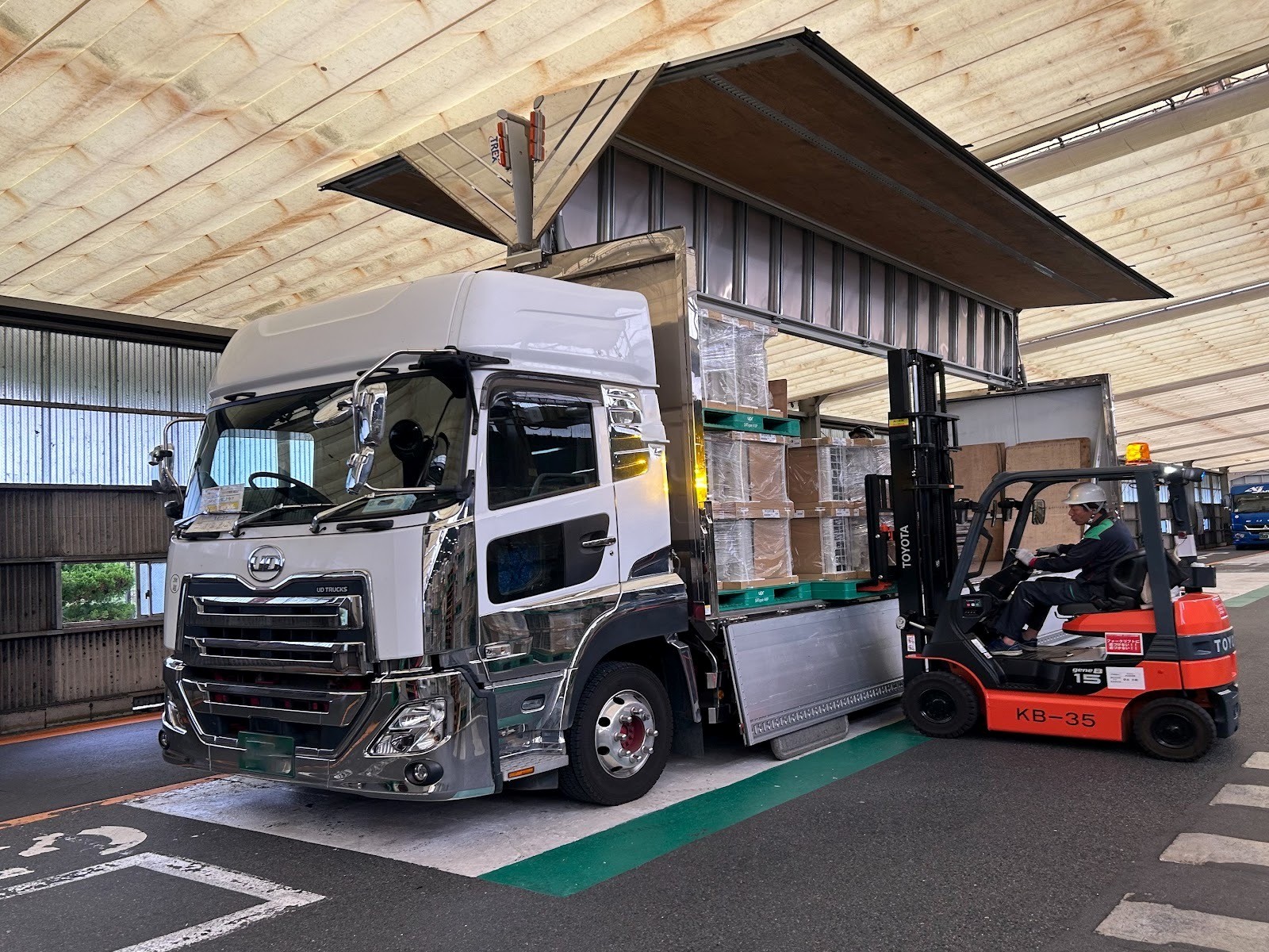 滋賀製作所では、発注の多いルームエアコンなどをパレタイズし、荷役時間を削減