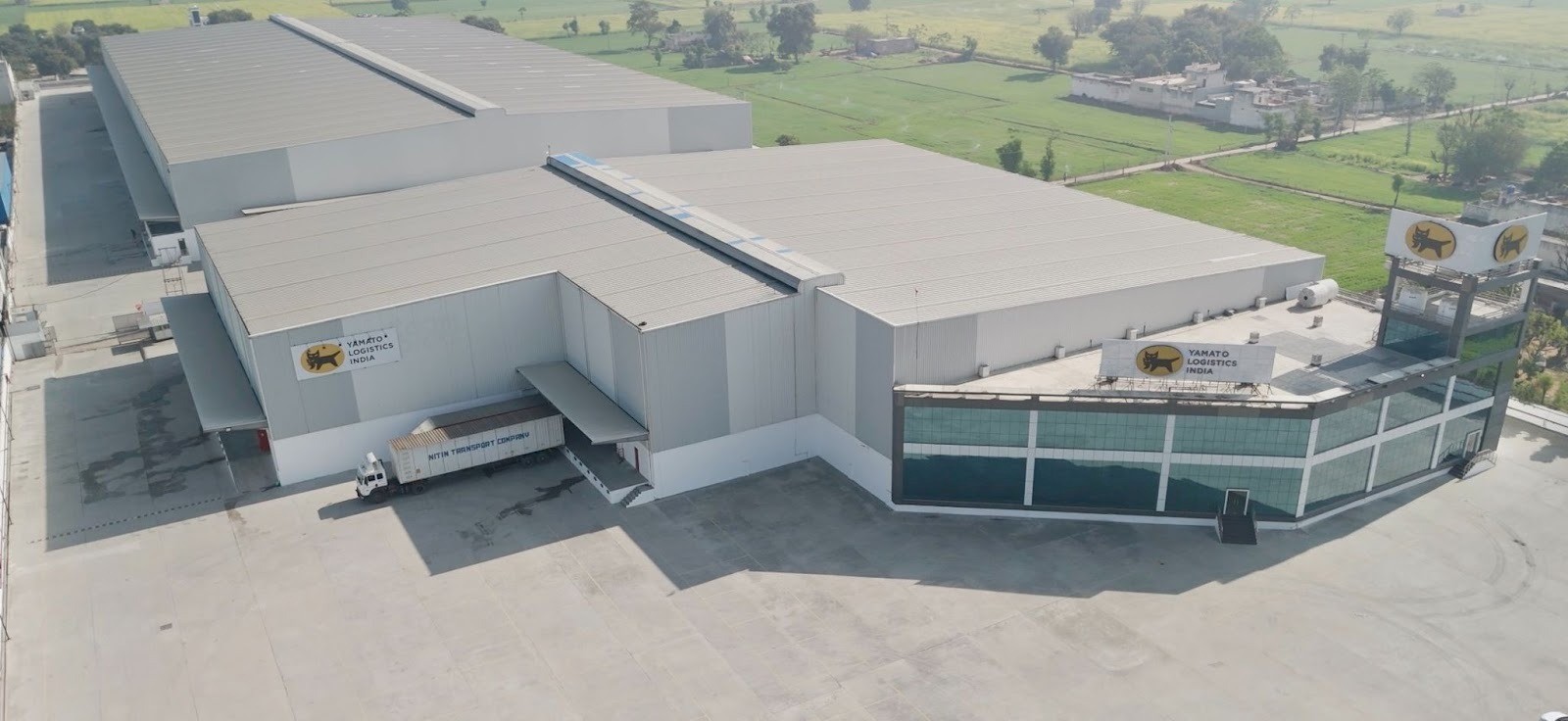 延べ床面積2万4900平方㍍。主要な高速道路沿いに立地