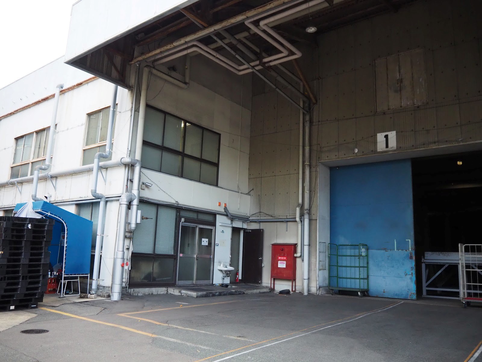 博多港や福岡空港へのアクセスに優れる多の津エリアに位置