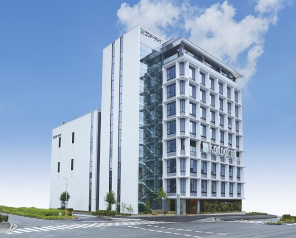 本社の外観にはロゴと社名が大きくあしらわれている（奥が大阪倉庫）