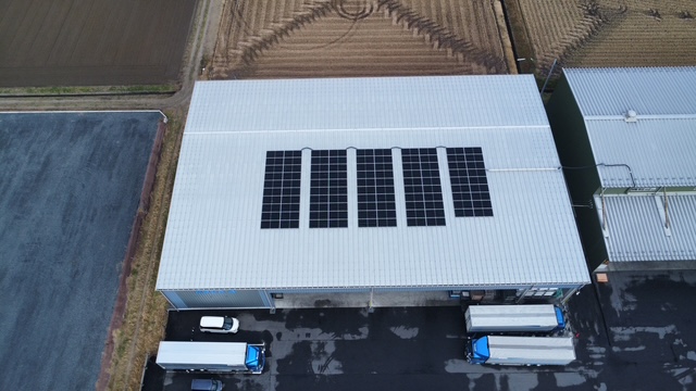 第4倉庫の屋根に太陽光発電パネルを設置