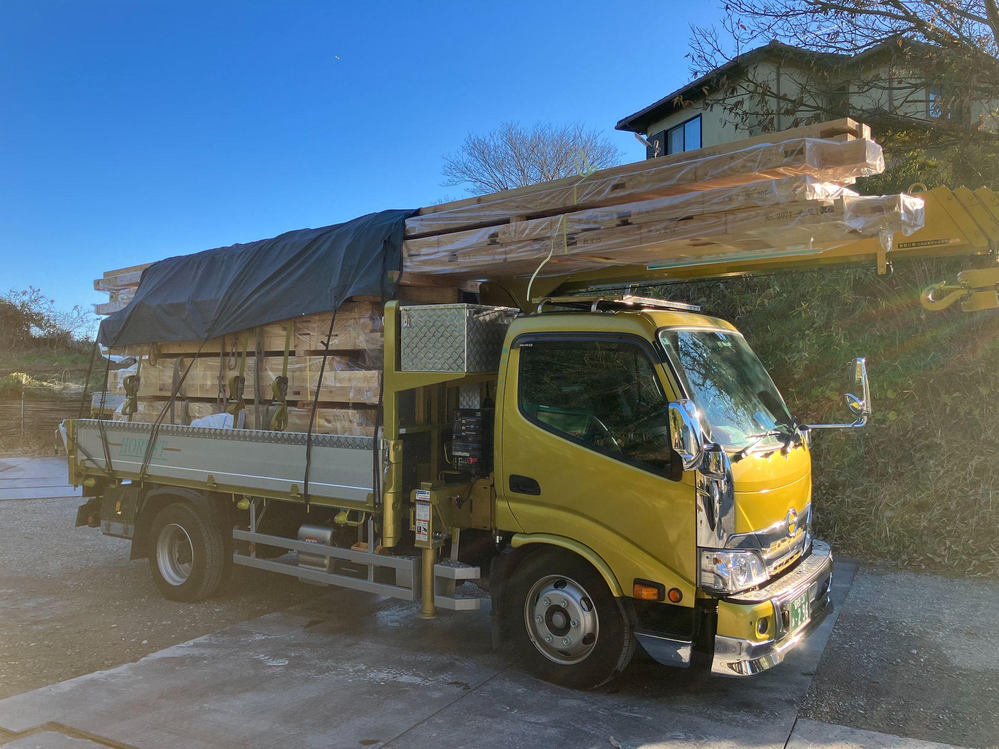 女性ドライバーが運転するクレーン付き7㌧車