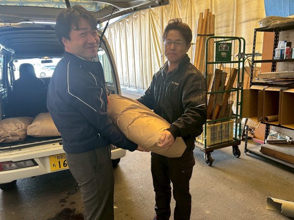 玄米を寄贈する大原社長㊨