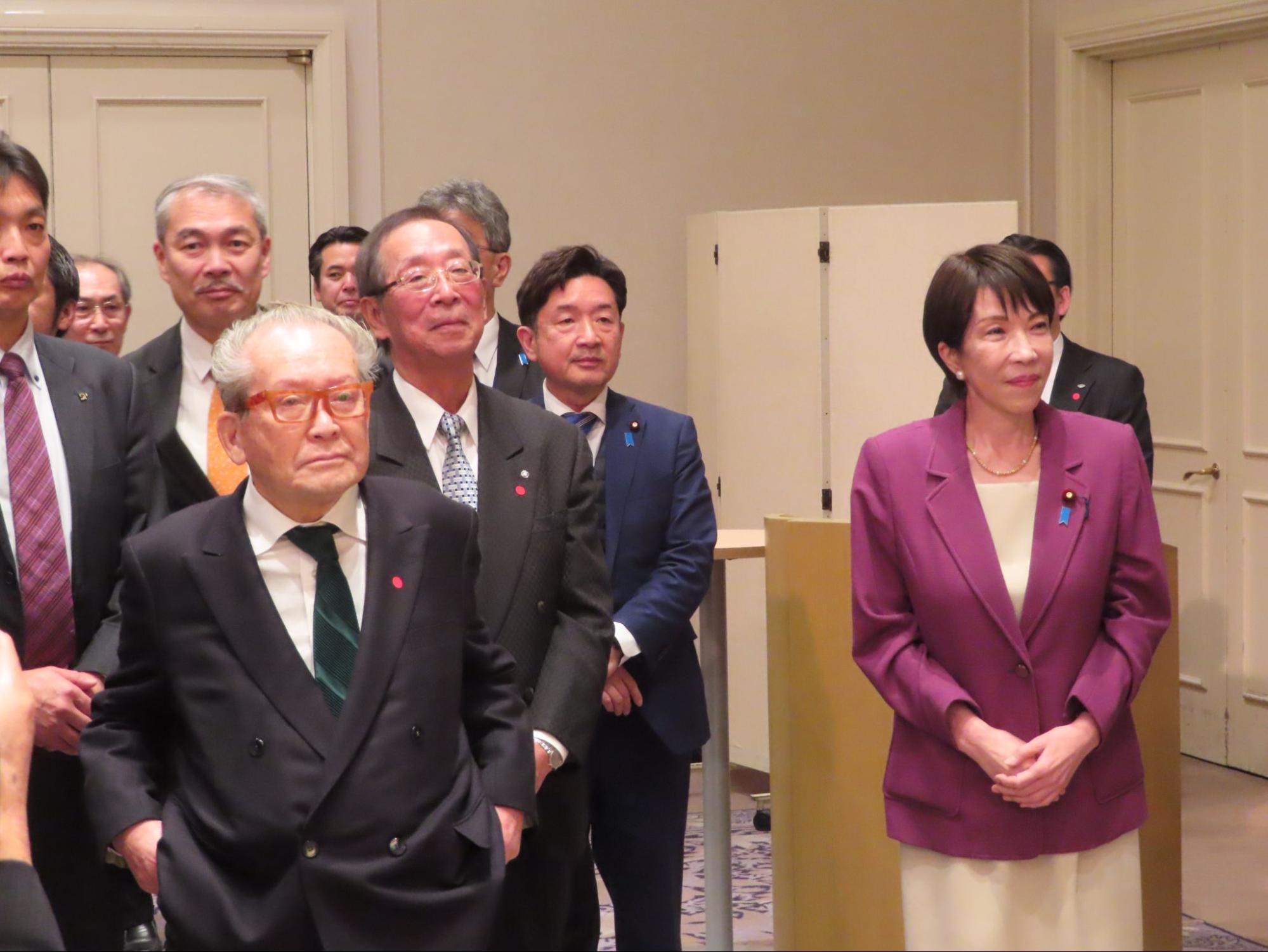 トラック業界の懇親パーティーに出席し、全ト協の坂本最高顧問、寺岡会長らと懇親を深める高市首相（25年12月）