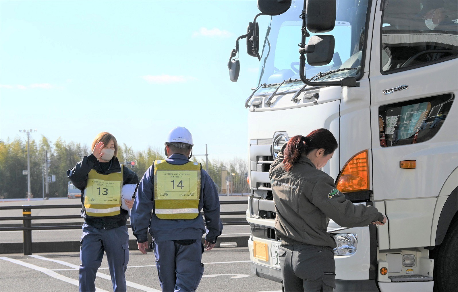 女性乗務員（左端）が初めて出場し健闘
