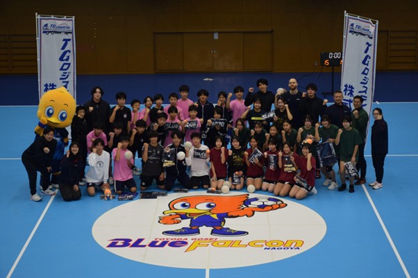 指導したブルーファルコンの選手と部員ら