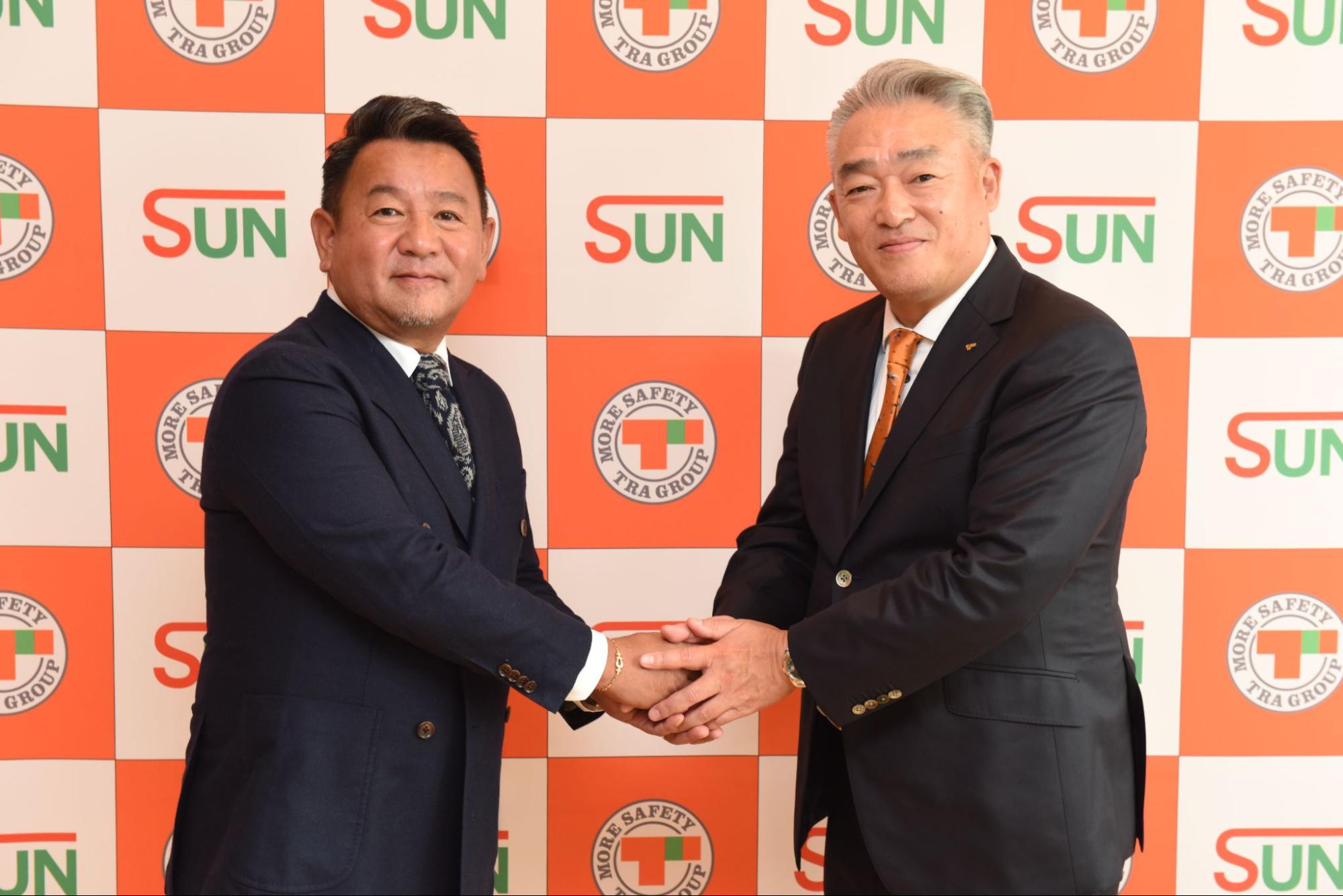 握手を交わすトランシスの久保社長㊨と、サン建築設計の中村社長（25年9月）