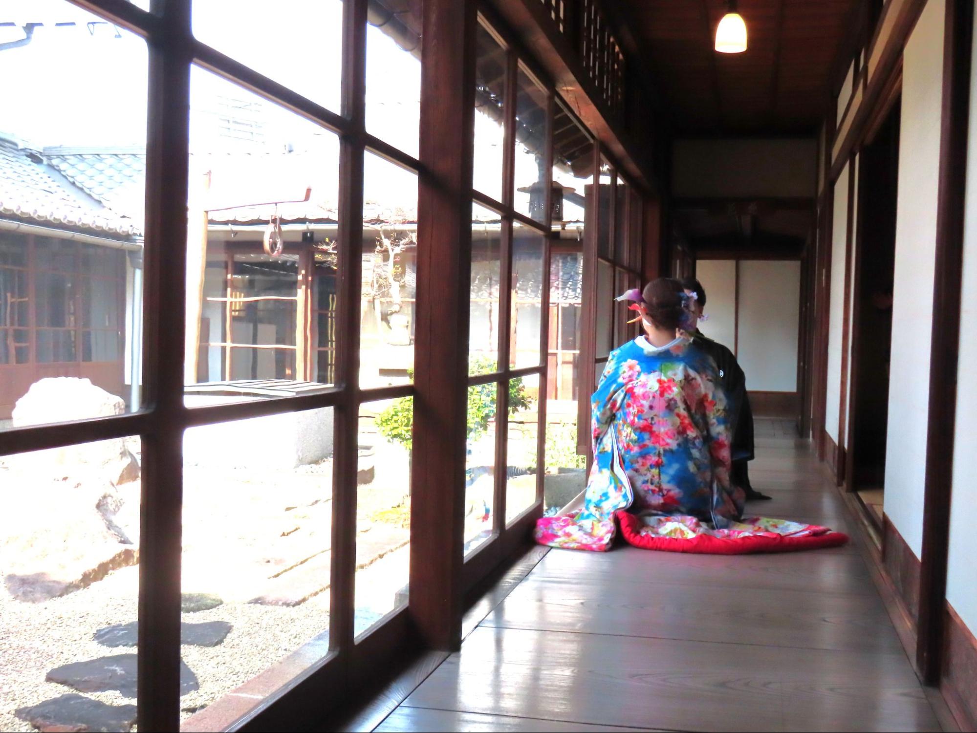 邸宅で結婚式の前撮りを行う新婚夫婦