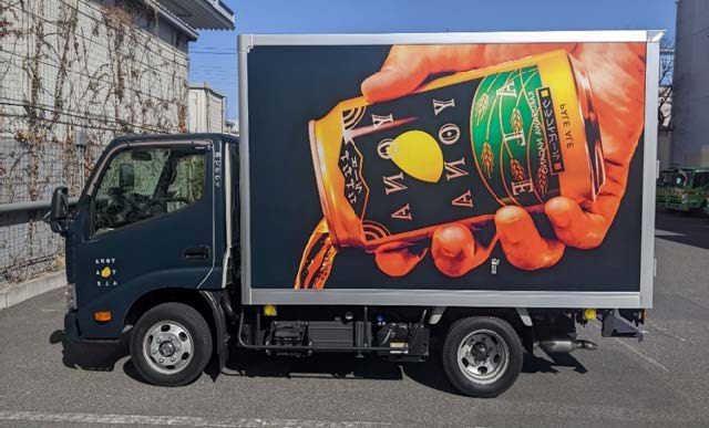 ヤッホーブルーイングの商品をデザインした配送車両