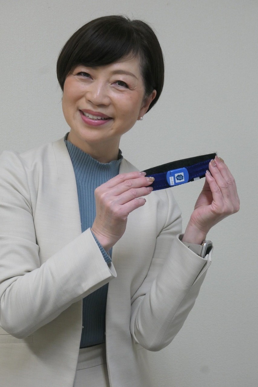 測定機器「ウェルネー・スリープ」を手に持つ五月女社長