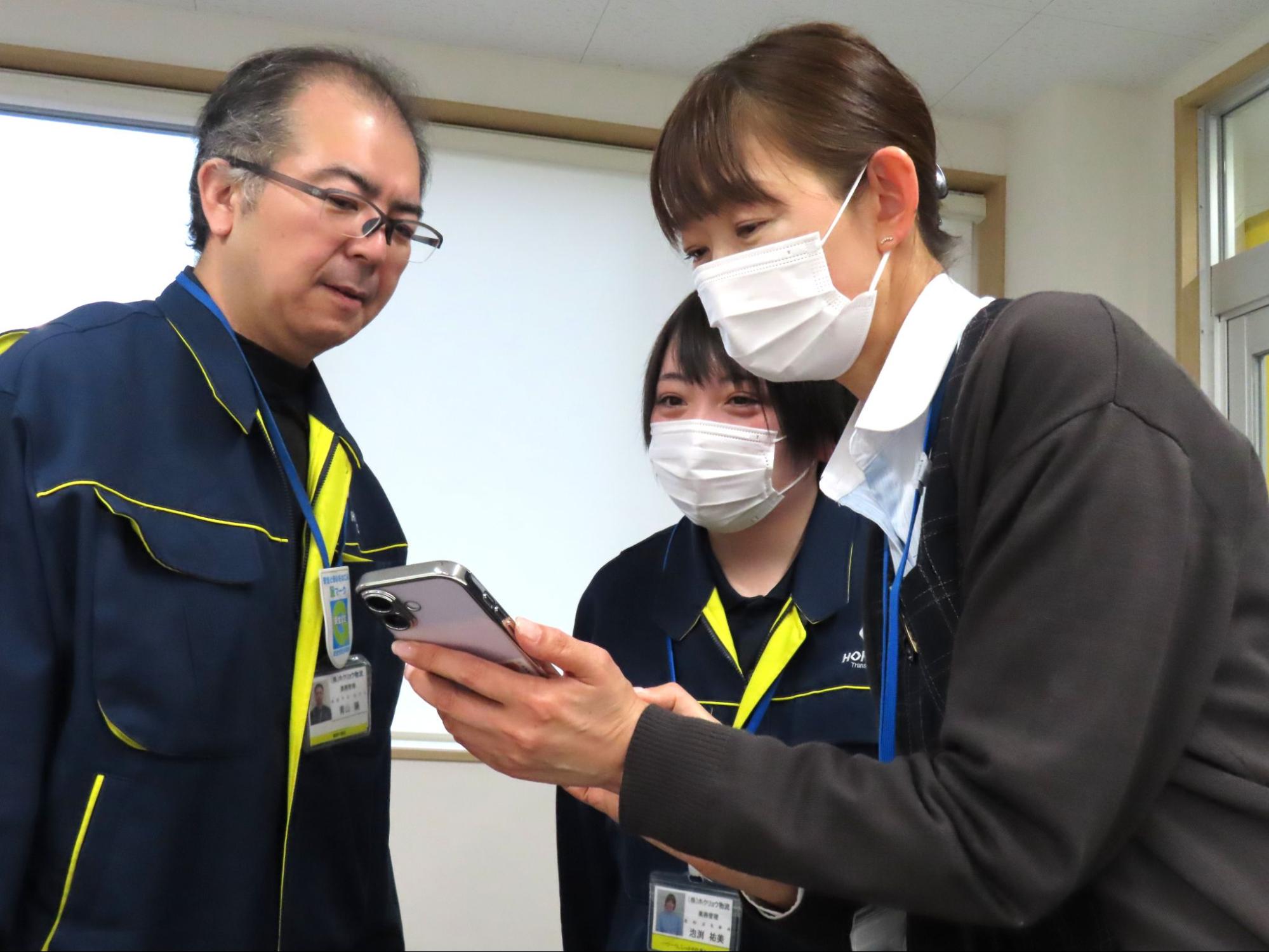 投稿を見る社員ら