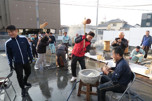 力強く杵を振るってより良い新年の到来を願う参加者ら