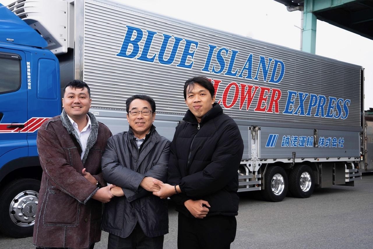 酒井社長（中央）と2人のベトナム国籍のドライバー