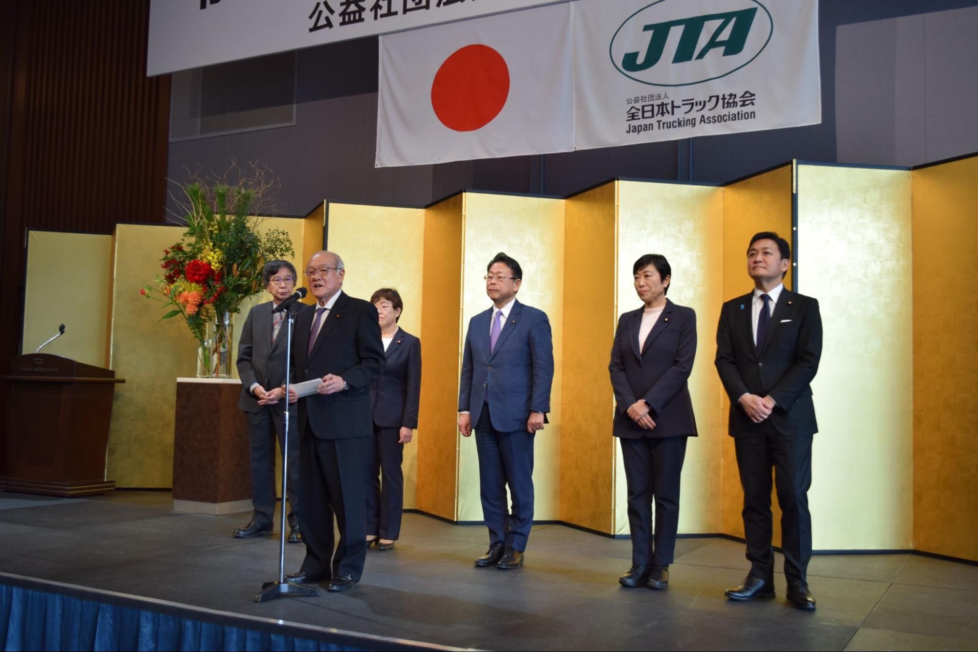 自民、立民など6党の国会議員が壇上であいさつ