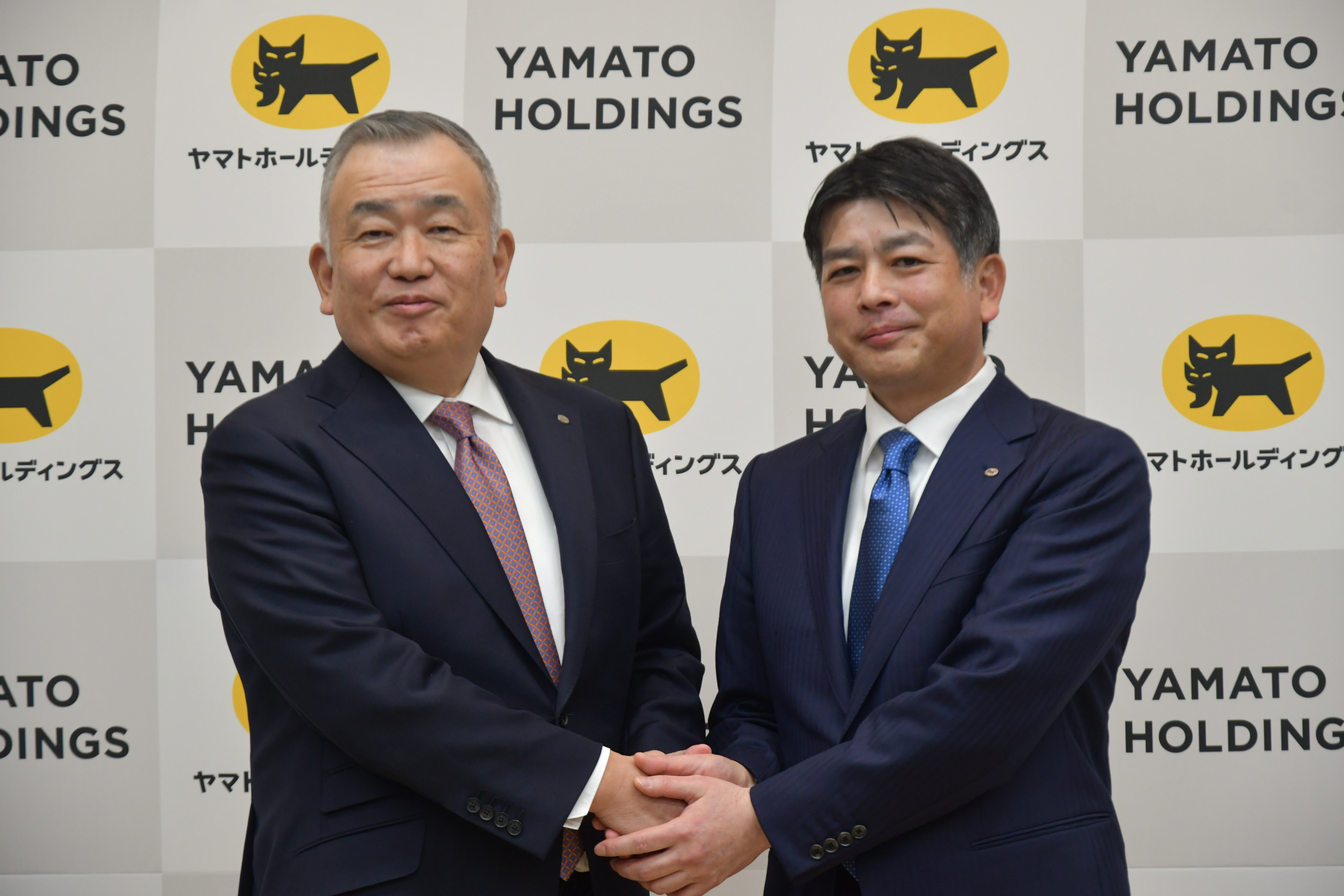 握手するヤマトHDの長尾社長㊧と櫻井次期社長