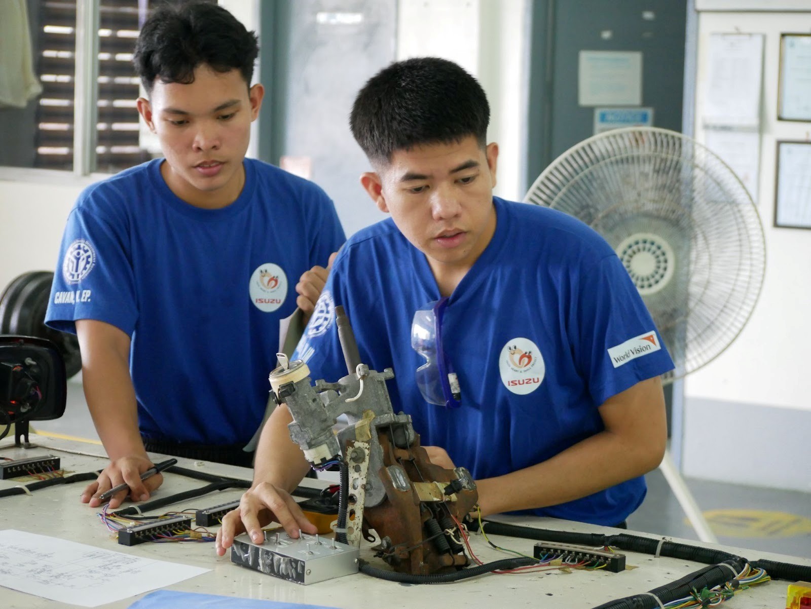 いすゞが支援するフィリピンの自動車整備士養成学校で学ぶ整備士