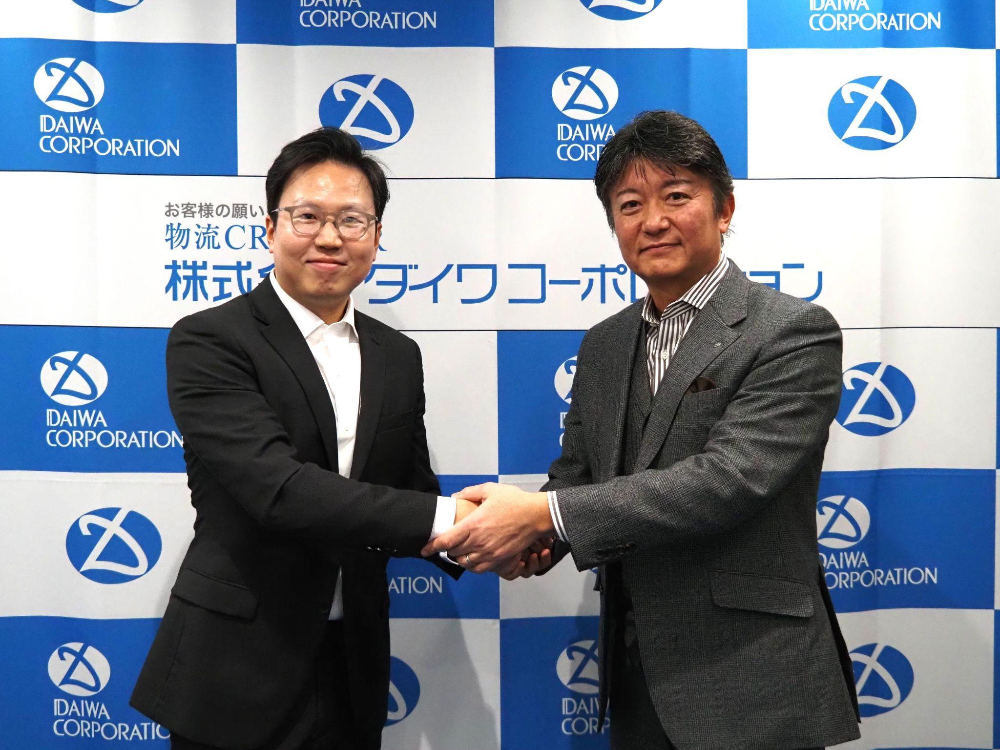 握手するダイワコーポの曽根社長㊨とコロセウムのパク・ジンス社長