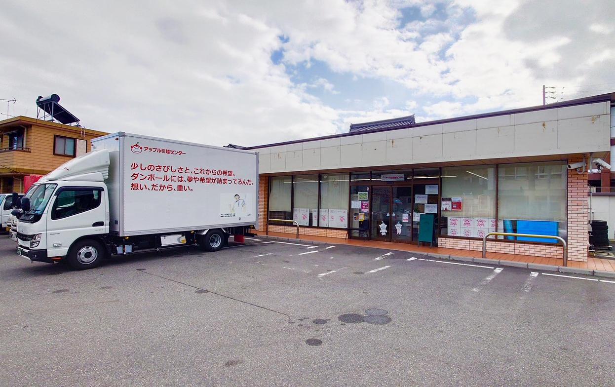 広い駐車場と出入りのしやすさがオペレーションの向上につながる