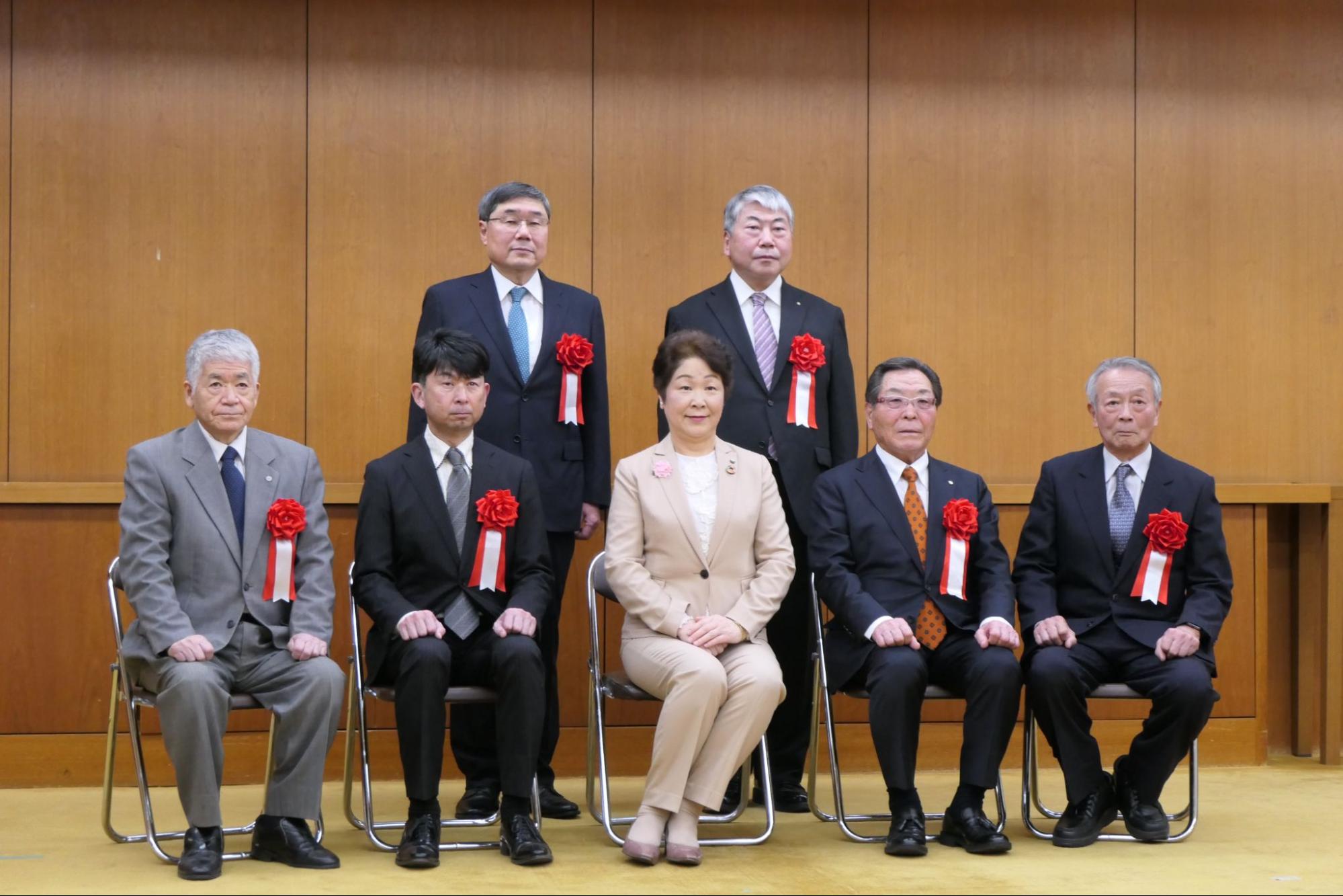 記念撮影に臨む佐藤理事長（後列右）ら