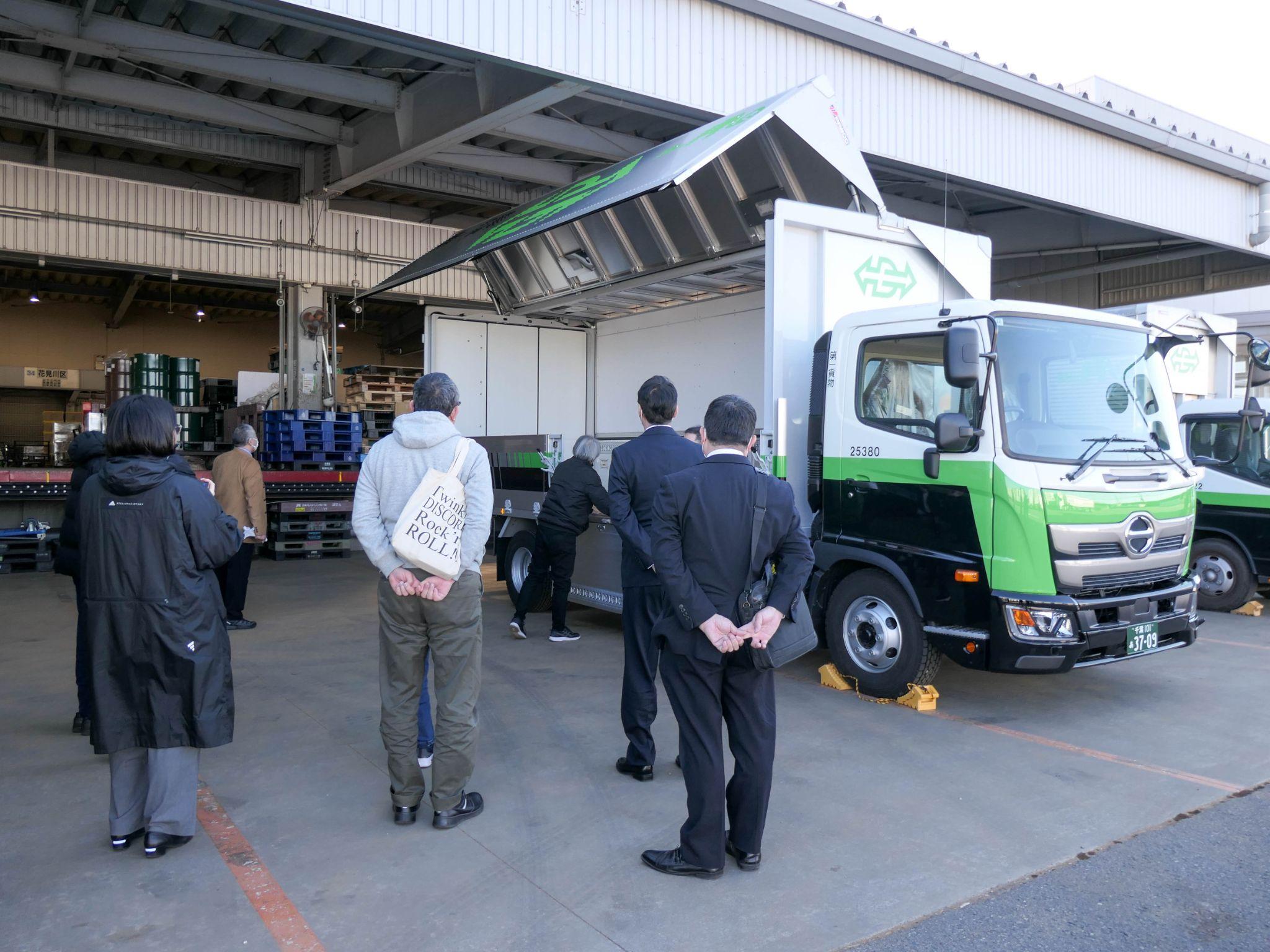 トラックの構造説明を受ける求職者