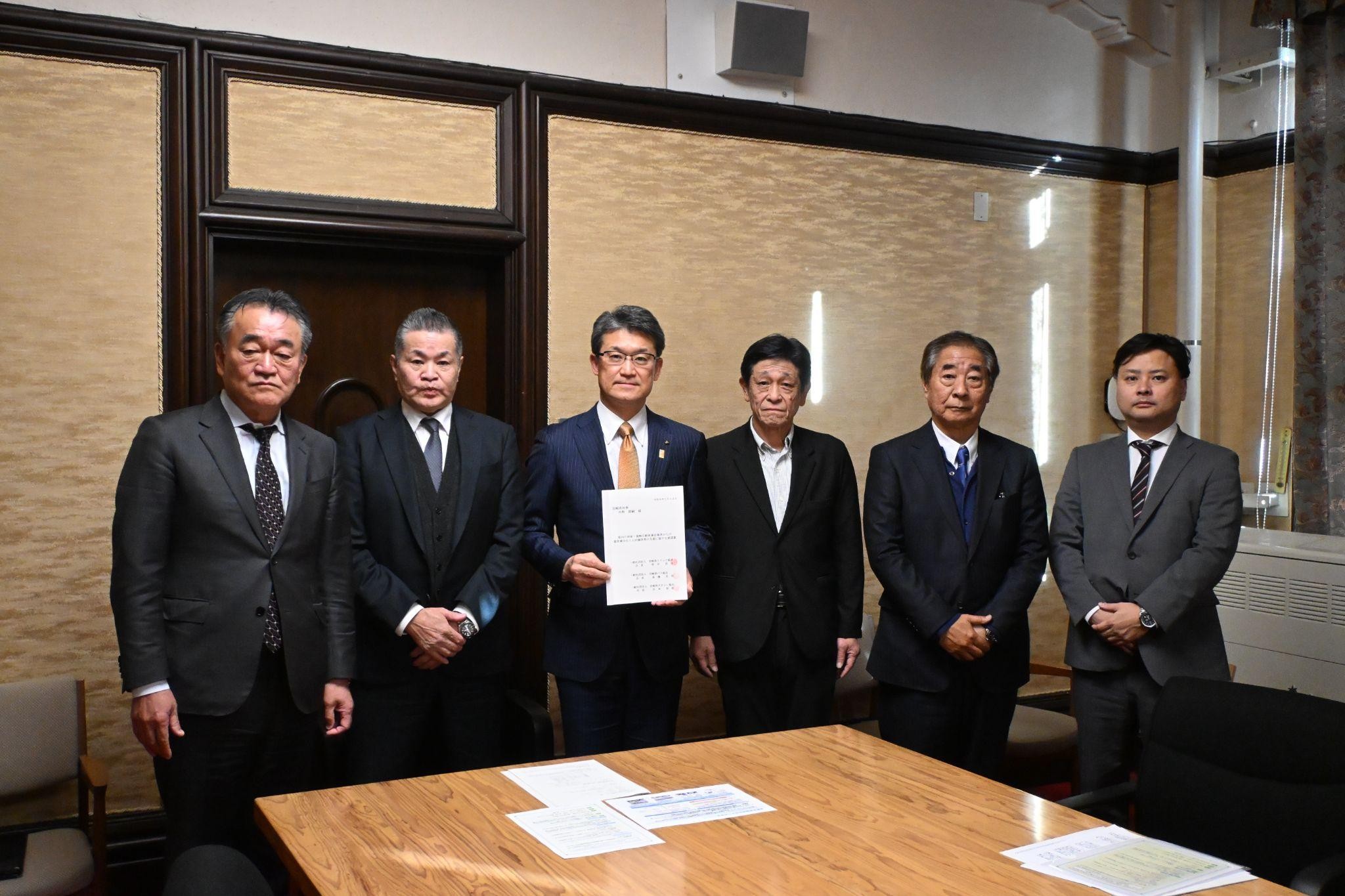 （左から）牧田会長、草水副会長、河野知事ら