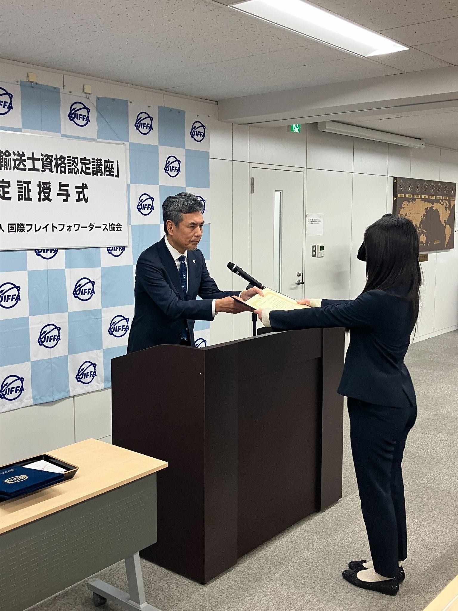 成績優秀者に表彰状を手渡す木村会長㊧