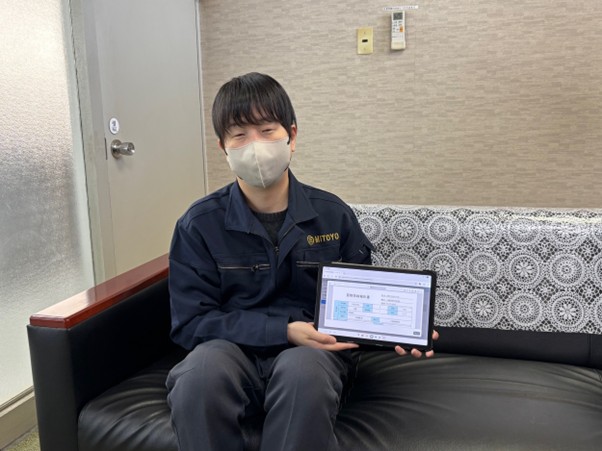 事故報告書のページを示す村上課長代理