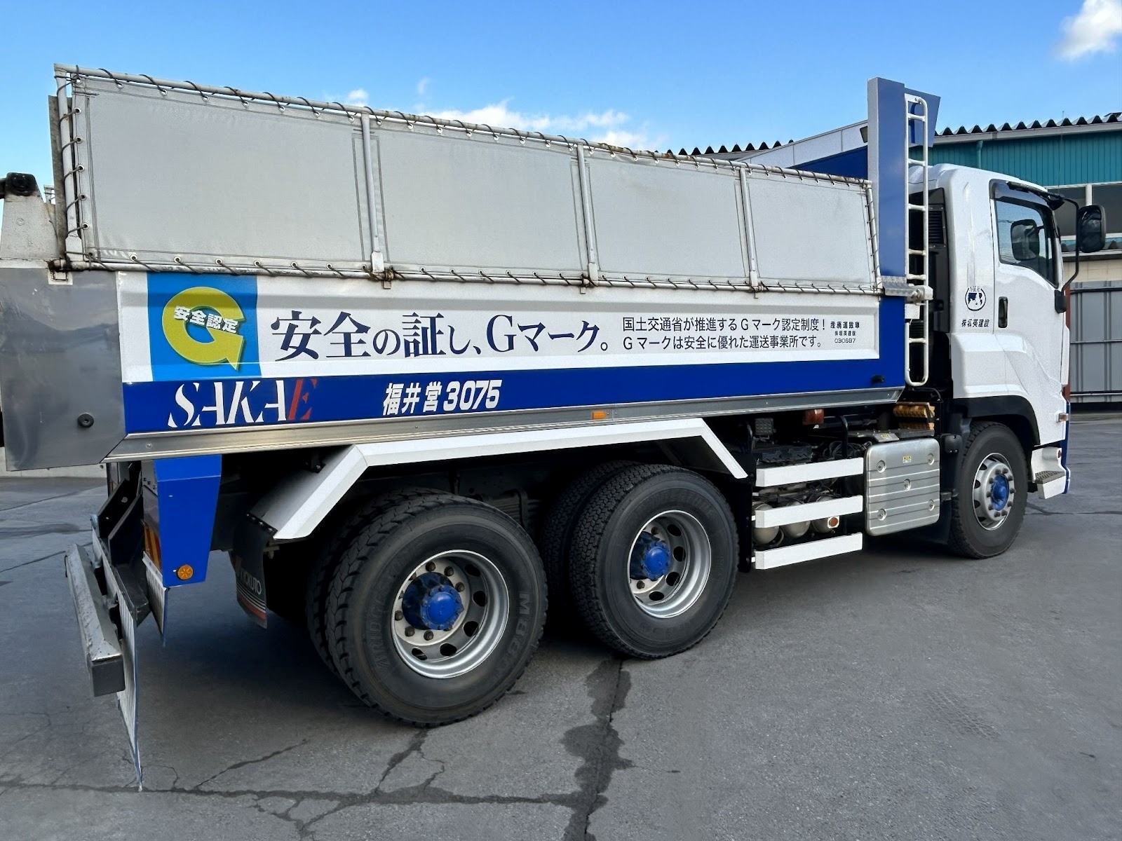 Gマークをダンプカーにラッピング