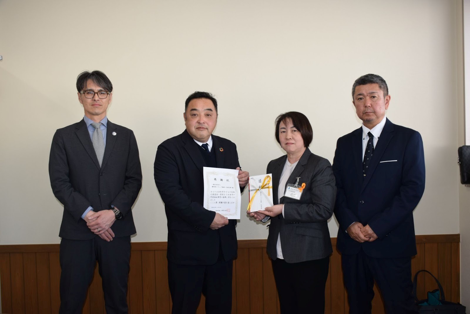 小碇支部長（左から2人目）、市こども家庭部の野田部長（右隣）ら