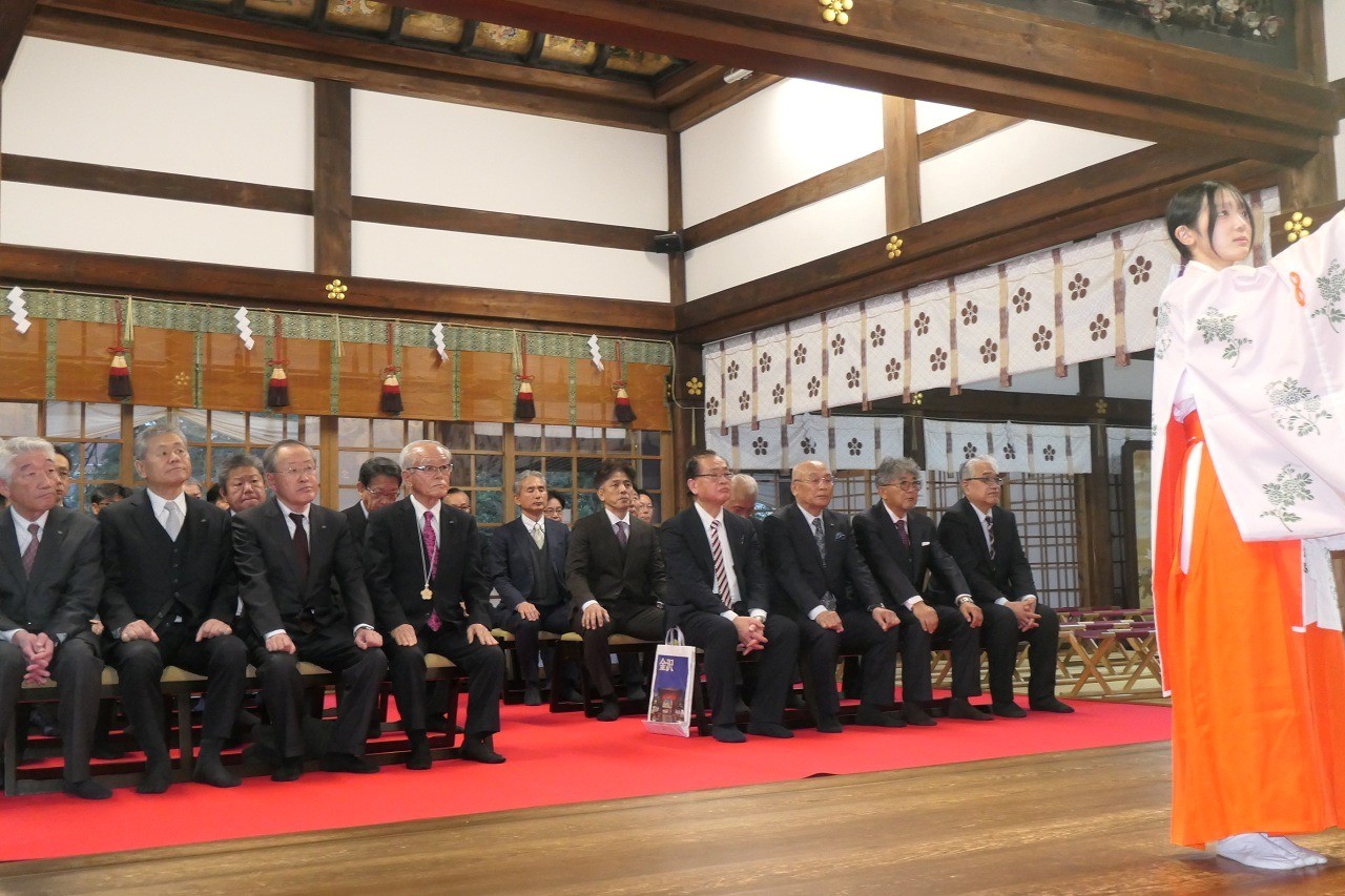 尾山神社で安全を祈願する山田会長（最前列左から4人目）や役員