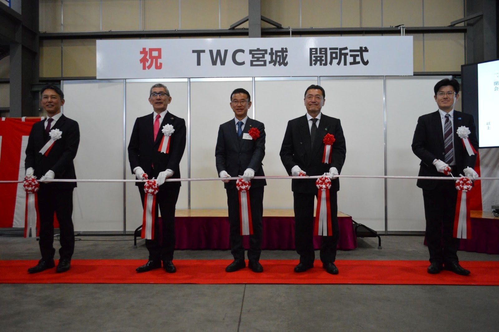 開所式でテープカットに臨む宮本社長（左から2人目）ら