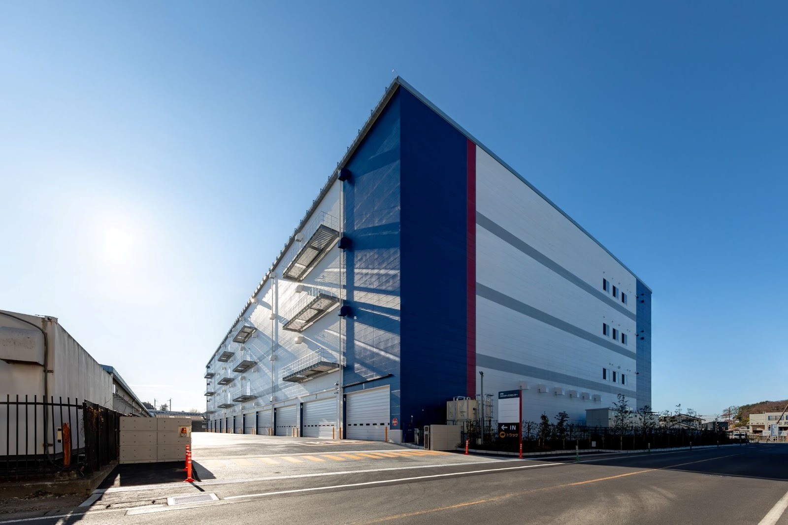 トラックバースは51台同時接車できる