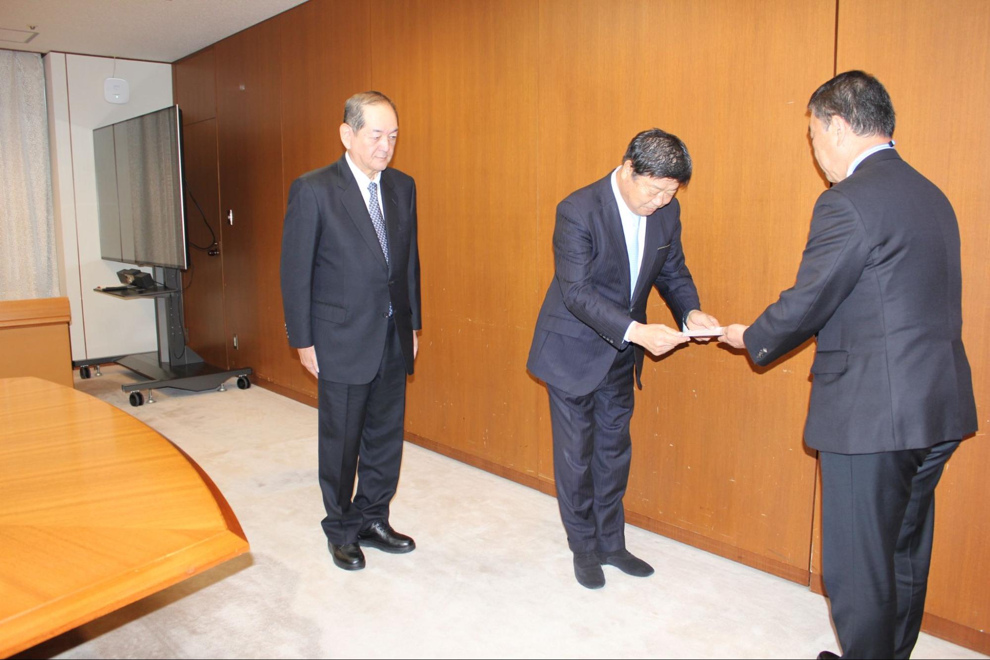 村井知事㊨に要望書を手渡す後藤部会長ら（1月16日）