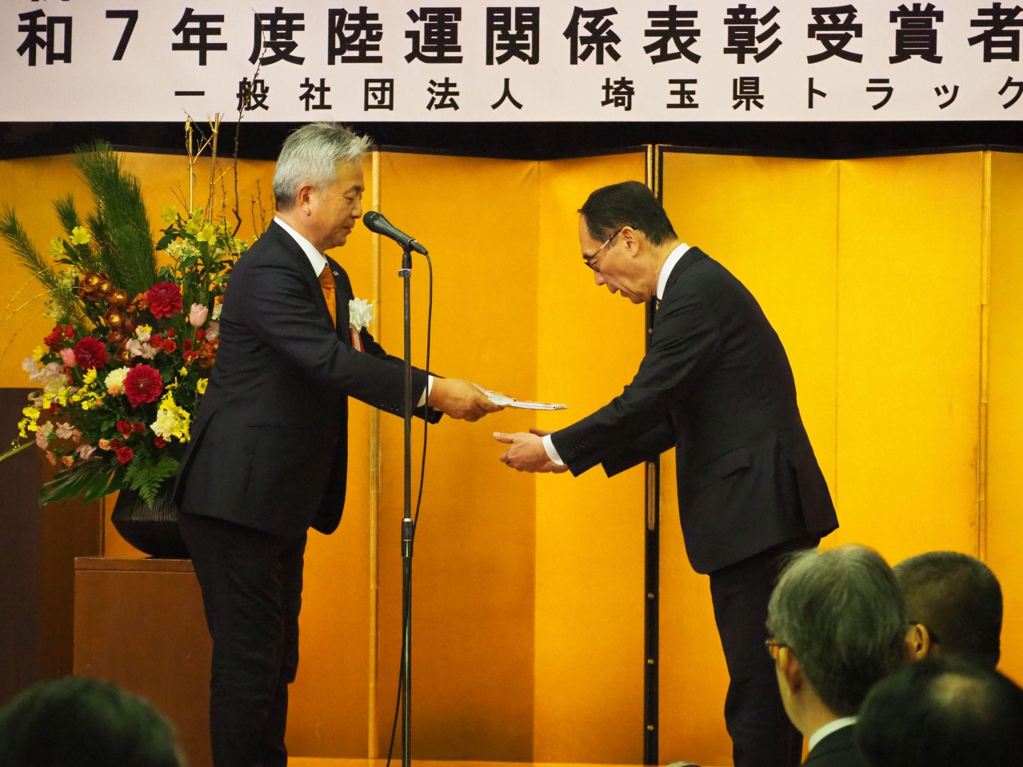 大野知事㊨に交通遺児募金を手渡す遠藤会長