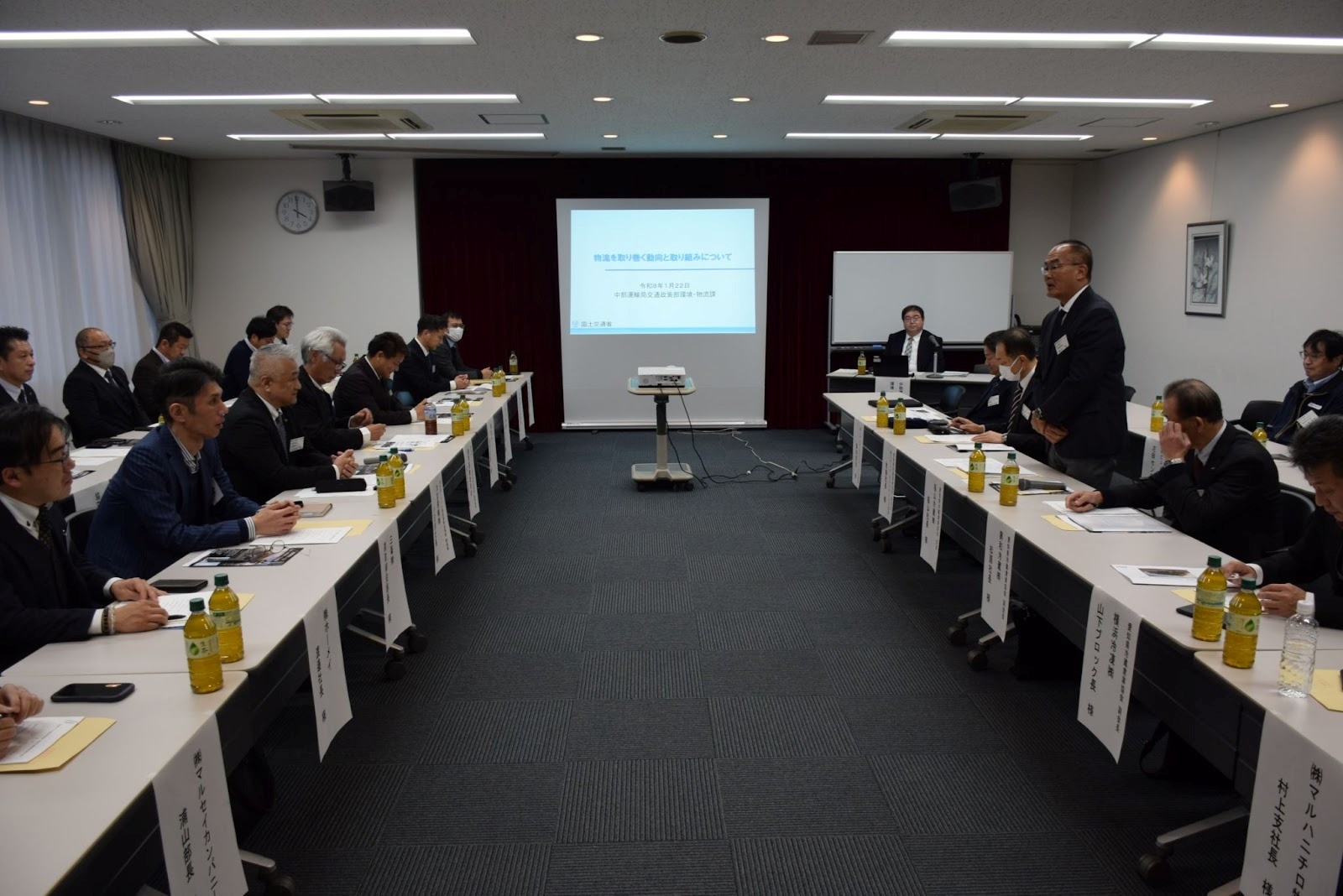「手を組んで挑む一年にしたい」と福山会長（右から2人目）