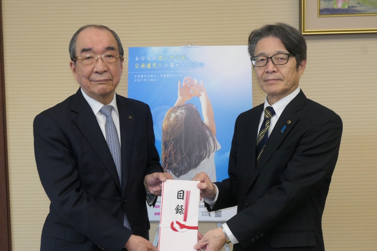 目録を手に持つ小林会長㊧と県交通遺児基金の笠鳥理事長