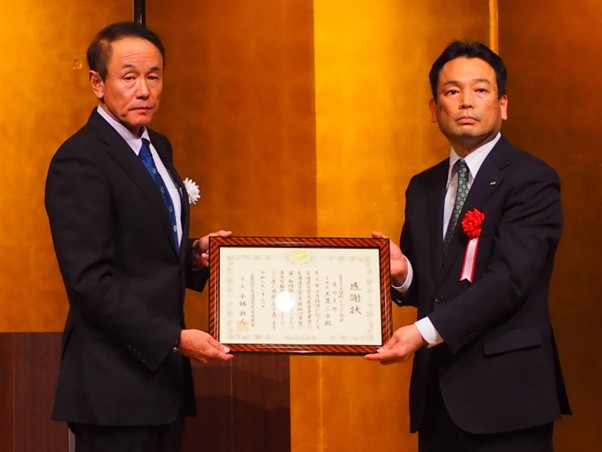 川又ナスバ大阪主管支所長㊨から交通遺児募金の感謝状を受け取る坂上支部長代行