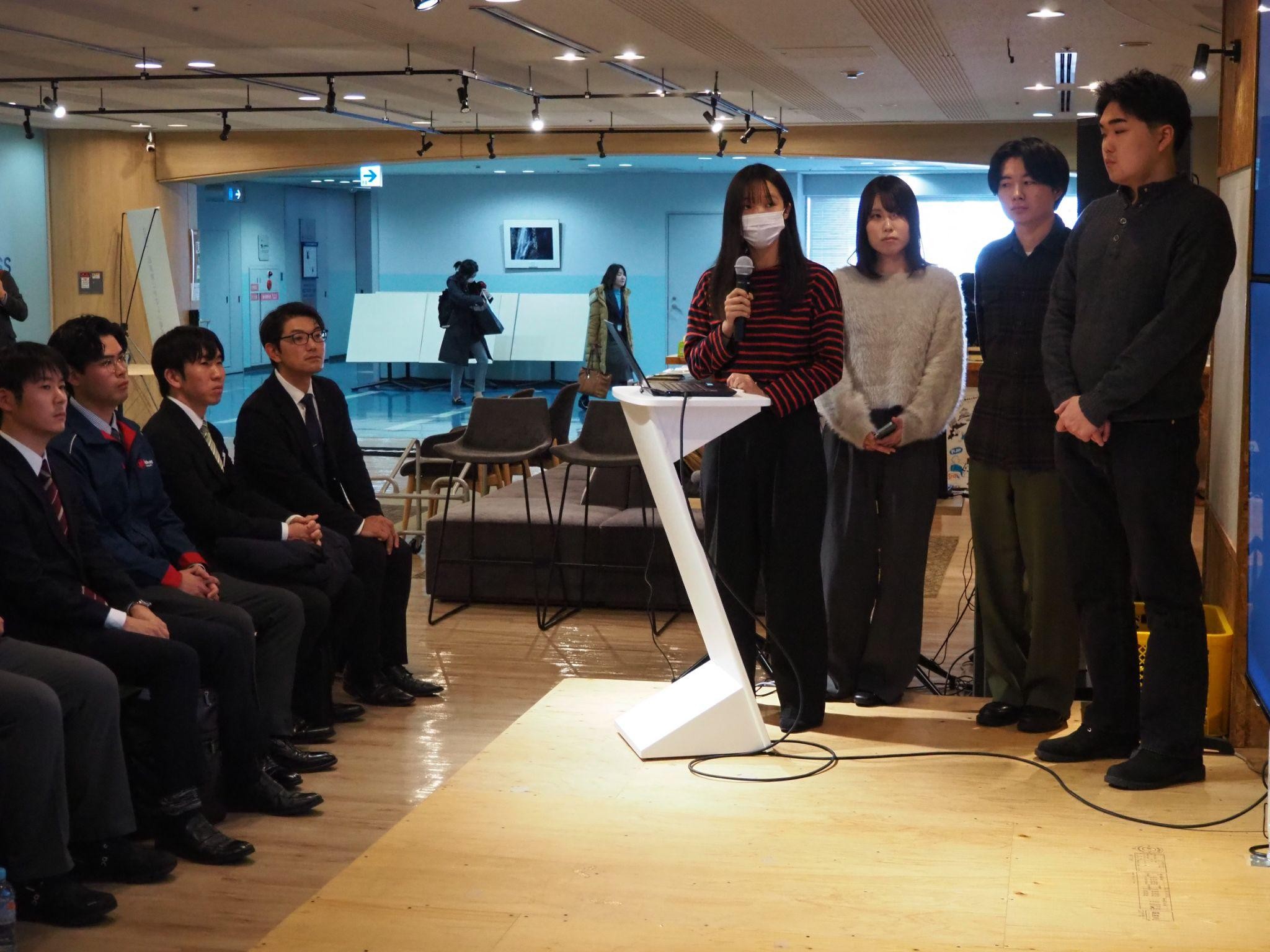 学生が企業担当者に向けて物流課題の解決策をプレゼン