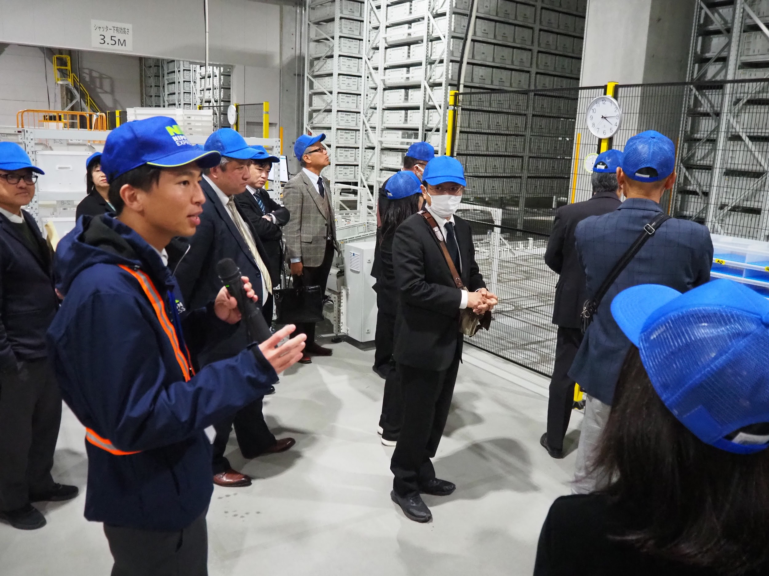 倉庫内を回り、ACRやAMRなどで自動化された作業を見学